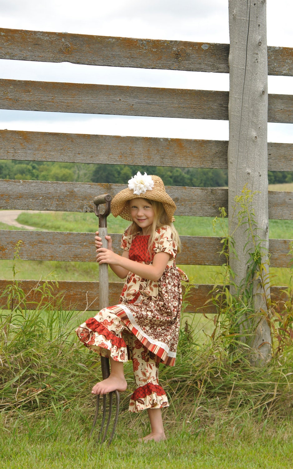 Sale, sizes 2T and 4T, Red rooster peasant dress and capri set,