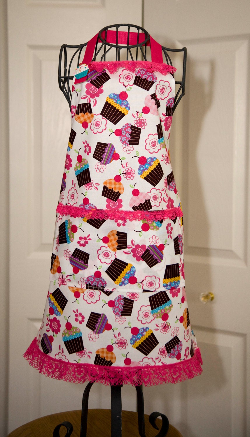 Girl's handmade apron/  Cupcake Apron / cotton apron