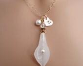 Personalized Hand Stamped Initial Calla lily Pearl Gold Necklace,Bridal Jewelry, Bridesmaid gift, Wedding Jewelry, Mom Gift.
