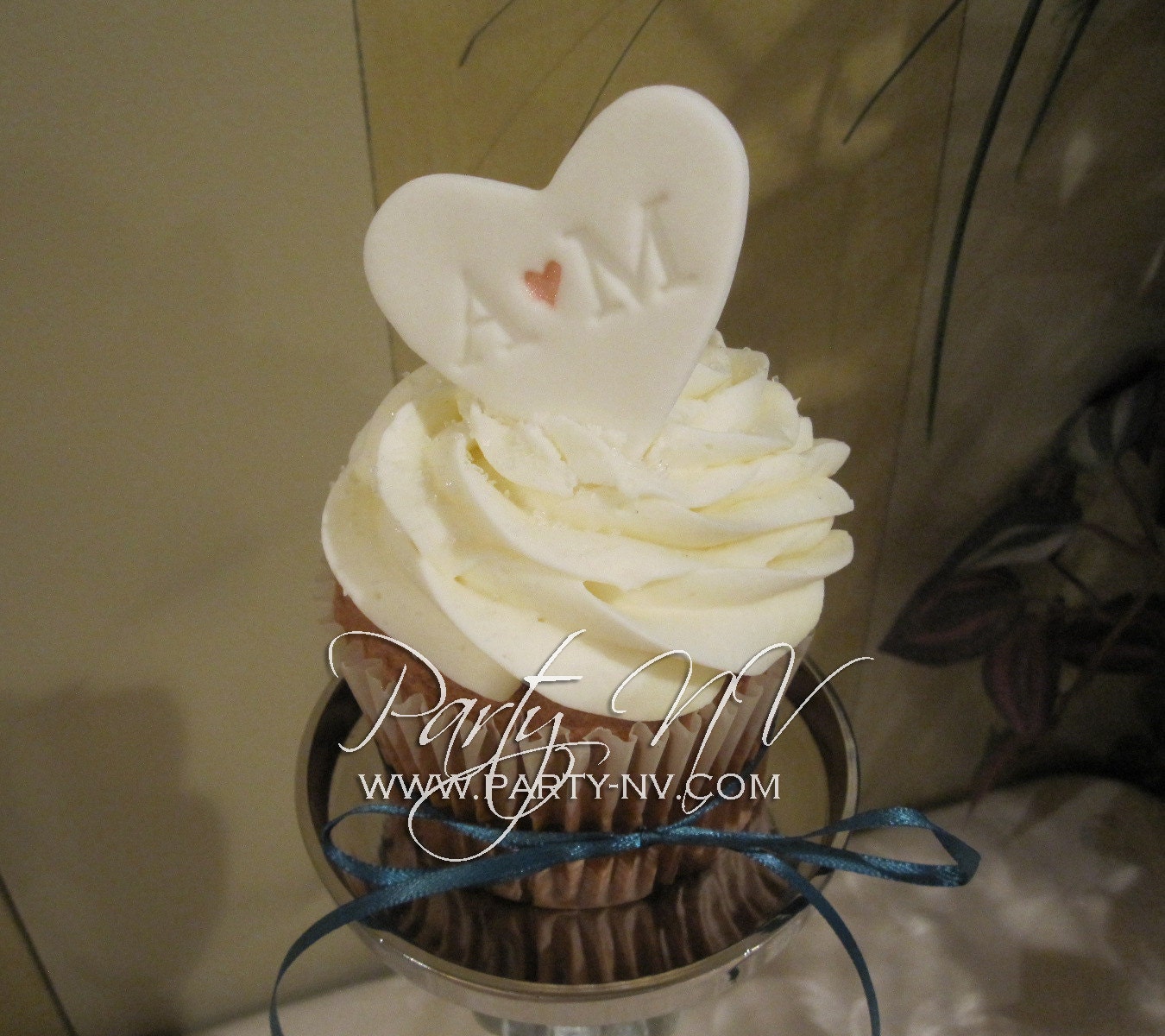 EDIBLE (Fondant Cupcake Toppers) - Monogramed Hearts Il_570xn