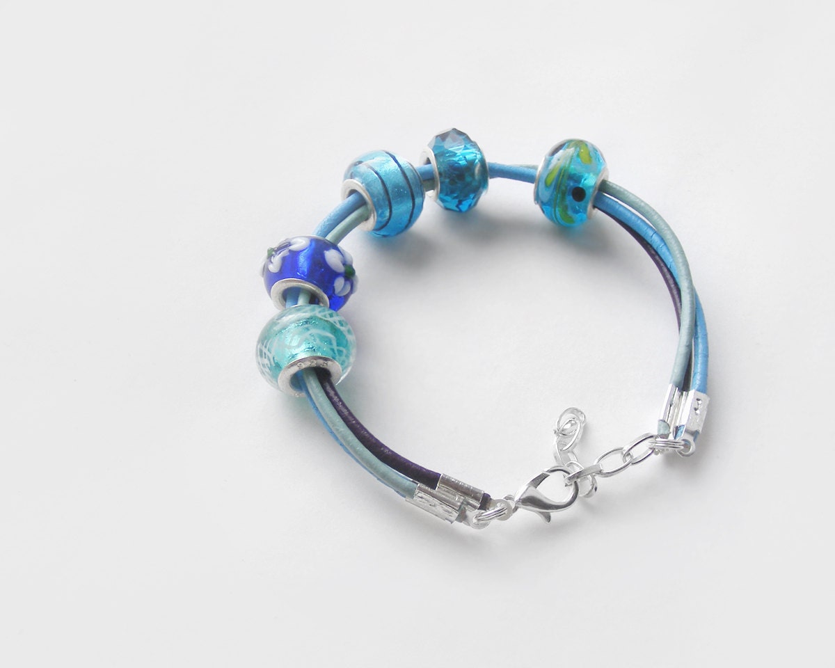 Blue bead bracelet, ooak teal bracelet, blue lampwork bracelet, blue murano glass bracelet - kapelusznik