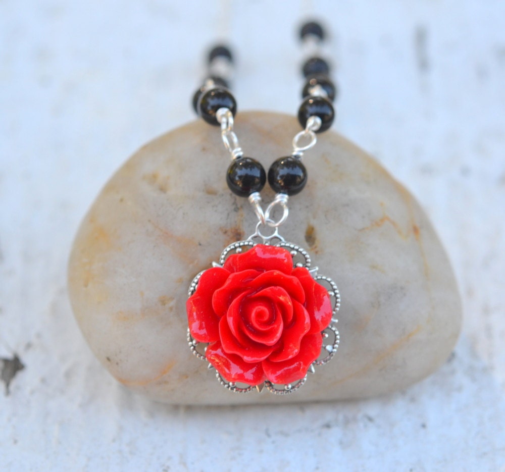 Bridesmaid Jewelry Set - Red Rose and Black Pearl Necklace Bracelet and Earrings.  Bridal Party Jewelry.