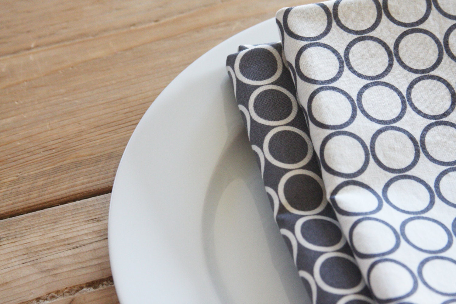 Cloth Napkins - Grey and White with circles - Set of 4 Reversible Cloth - FREE SHIPPING