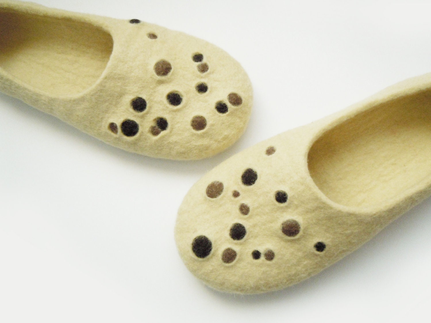 Felted light cream colour slippers "Coffee beans"