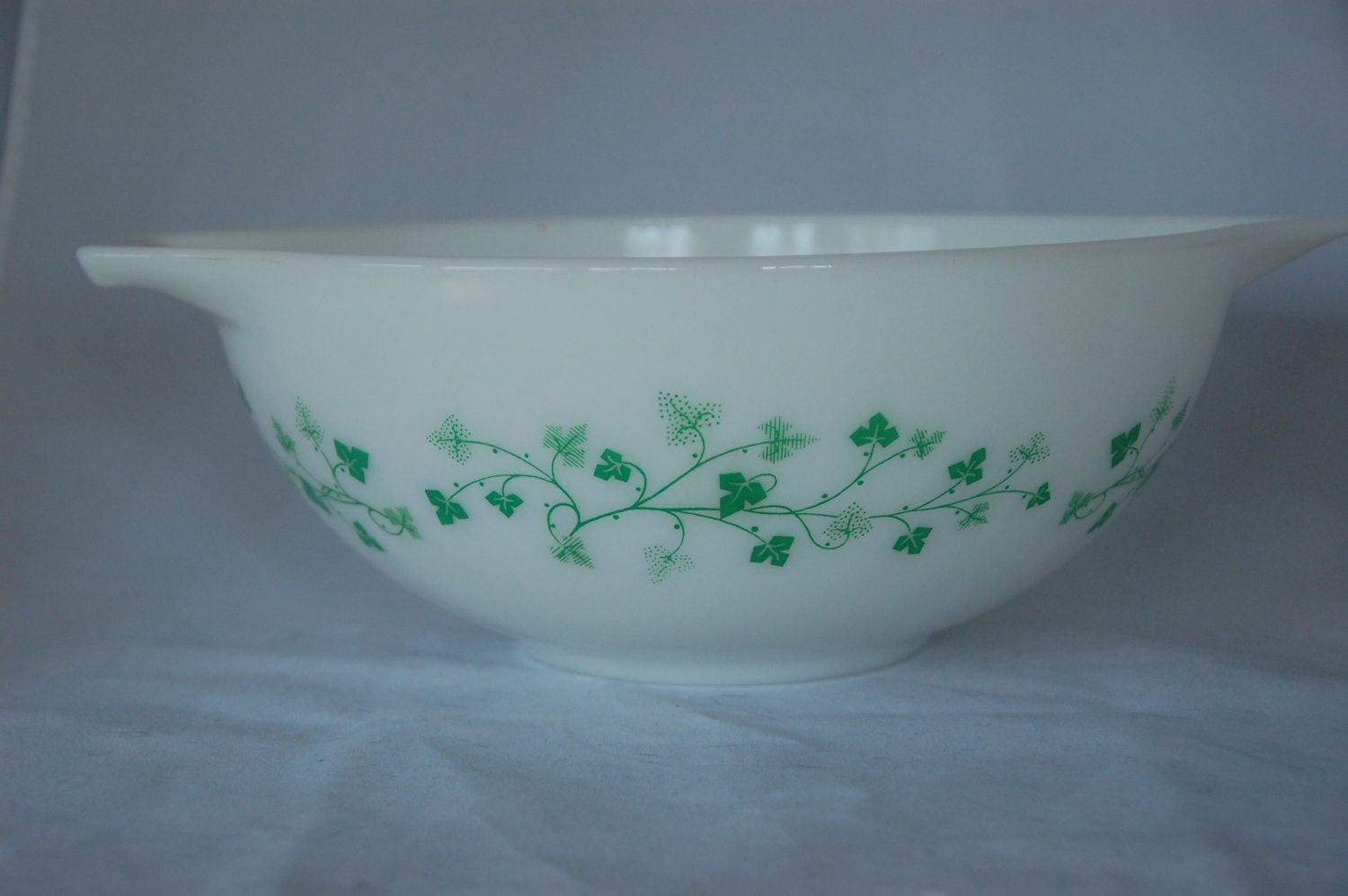 Pyrex Ivy Cinderella Mixing bowl white green