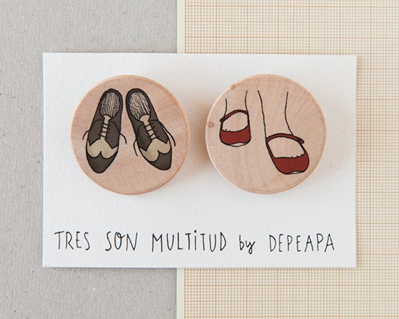Shoes - pack of illustrated wooden brooches