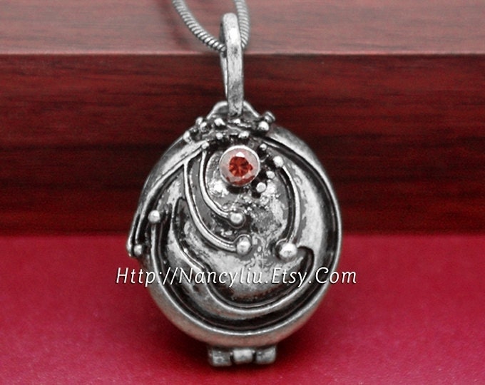 The Vampire Diaries Locket Necklace, Elena's Vervain Locket Necklace Pendant in Antique Silver - 052N2