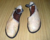 uniquely styled womens shoe with pastels colors in a very light pattern, gray and black trim