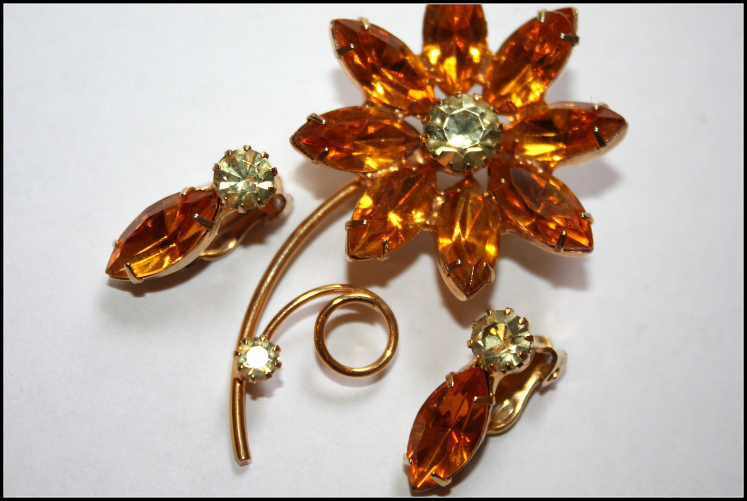 Vintage D&E Juliana Style, Amber Flower Brooch - Earring Set, Lot. Lemonade Rhinestones Accents. Sparkly.