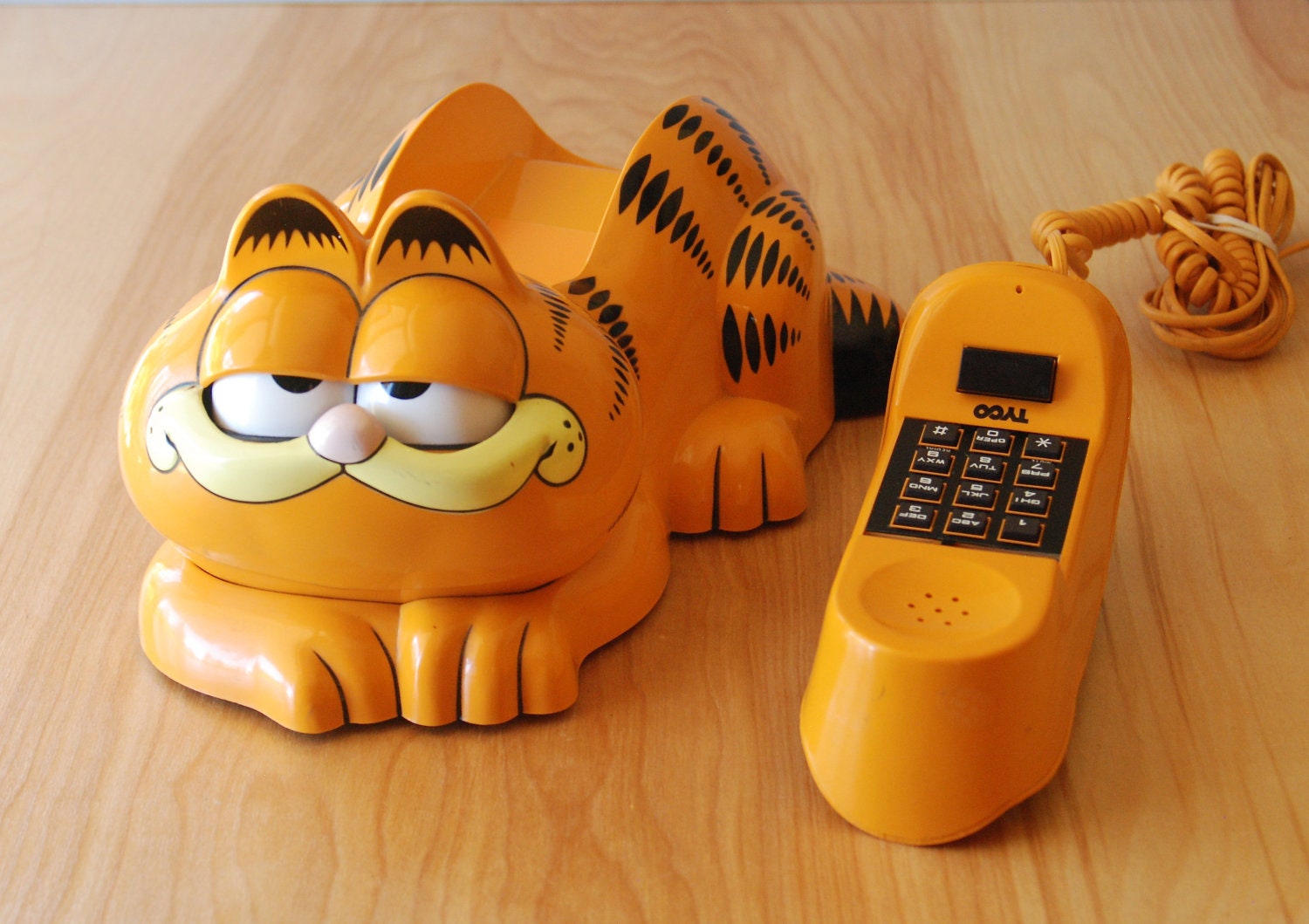 Vintage Garfield Phone - Opens his eyes when you answer - Straight 80s style