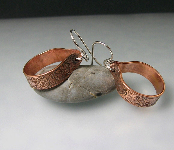 Floral hoop earrings in etched copper - bohemian nature jewelry - vintage style flower and leaf botanical earrings