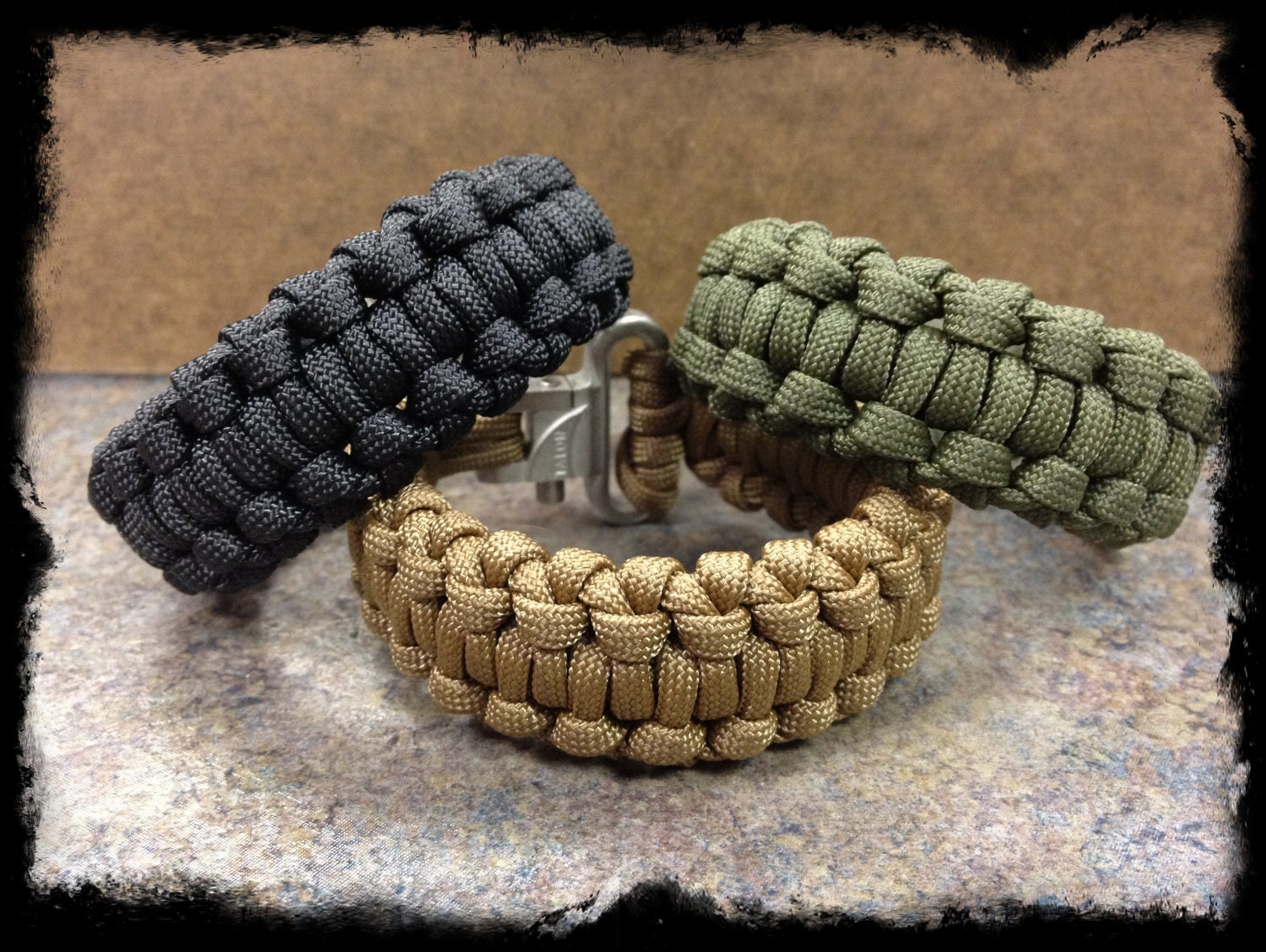Paracord quick deploy backbone bar bracelet