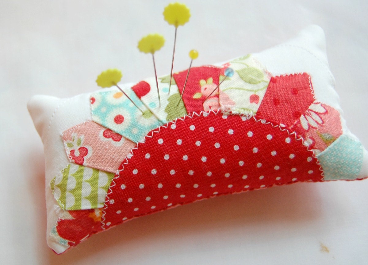 Dresden Plate Pincushion - Moda Ruby - Moda Vintage Modern - Moda Marmalade - Pincushion