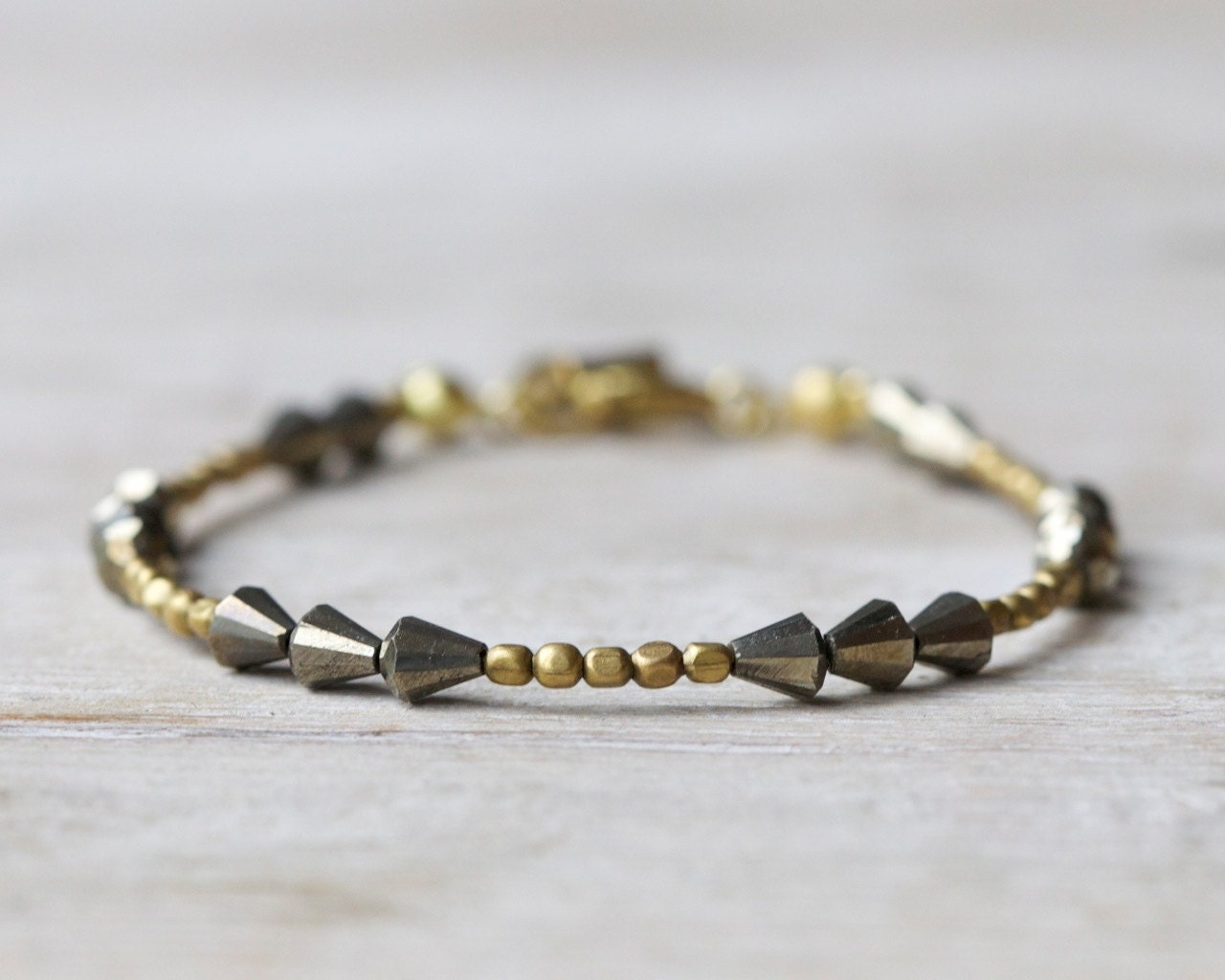 Stackable jewelry: pyrite arrows bracelet. Brass & beads collection