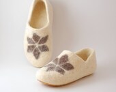 Felt womens clogs with star ornament - organic wool felted slippers with caoutchouc soles - made to order all sizes