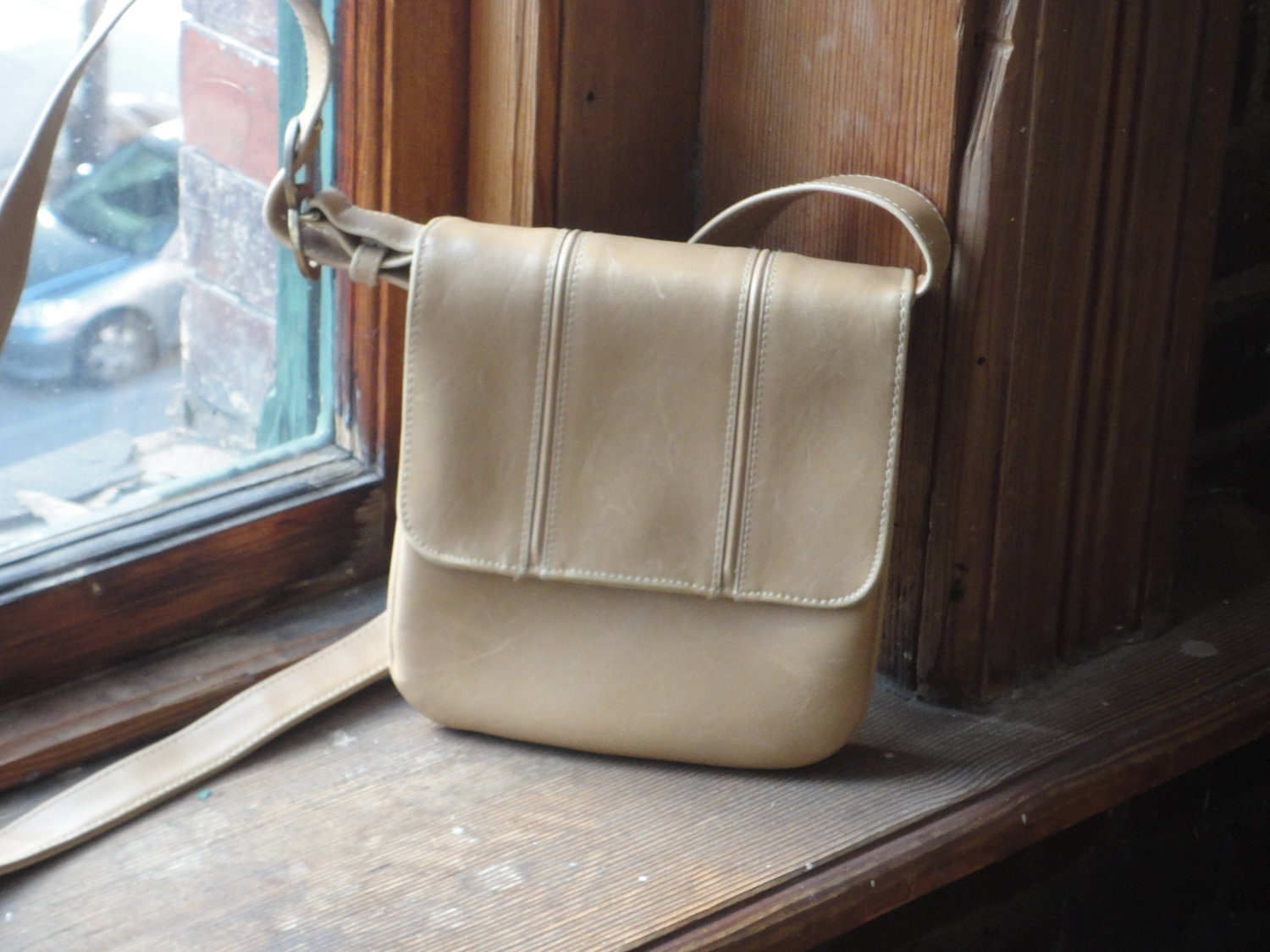 vintage tan bag, cross body bag, leather cross body bag, liz claiborne purses