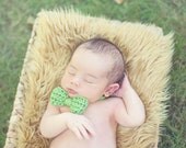 CROCHET BOW in grassy green, headband / bow tie
