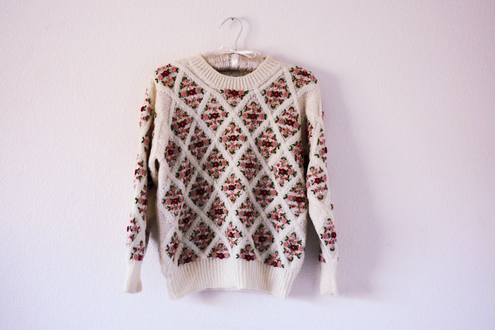 Vintage 90's amazing wool feminine cream ivory floral embroidered sweater pull over