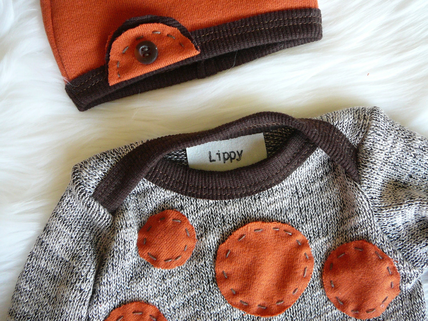 Gender neutral outfit with hat. Size- newborn.     (Made by lippybrand)