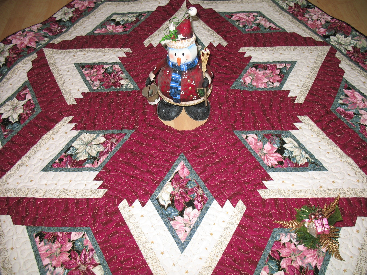 Christmas Tree Skirt Quilt  -  Burgundy Poinsettia  -  115