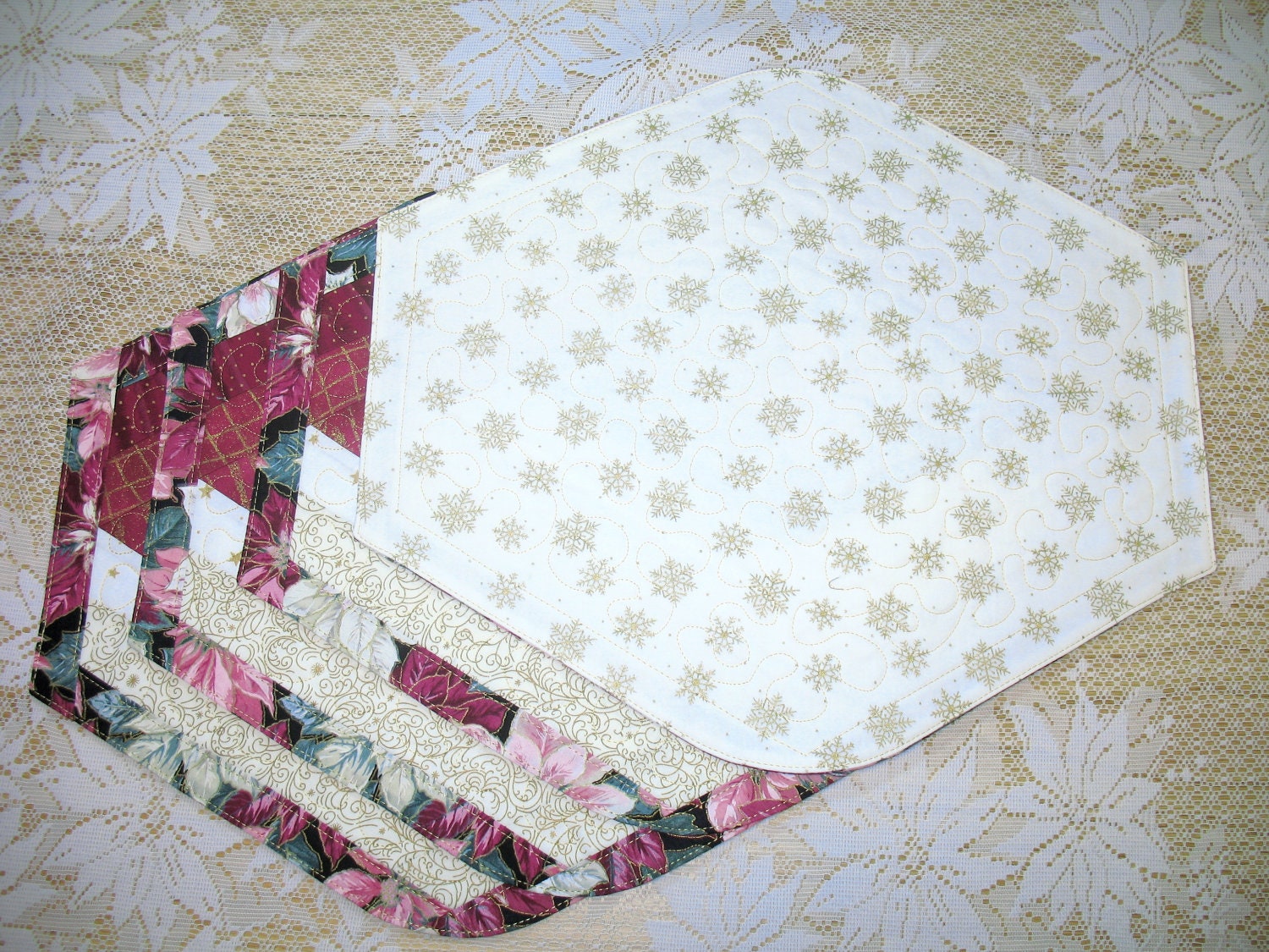 Quilted Placemat Burgundy Poinsettia  Reversible 4 set 123
