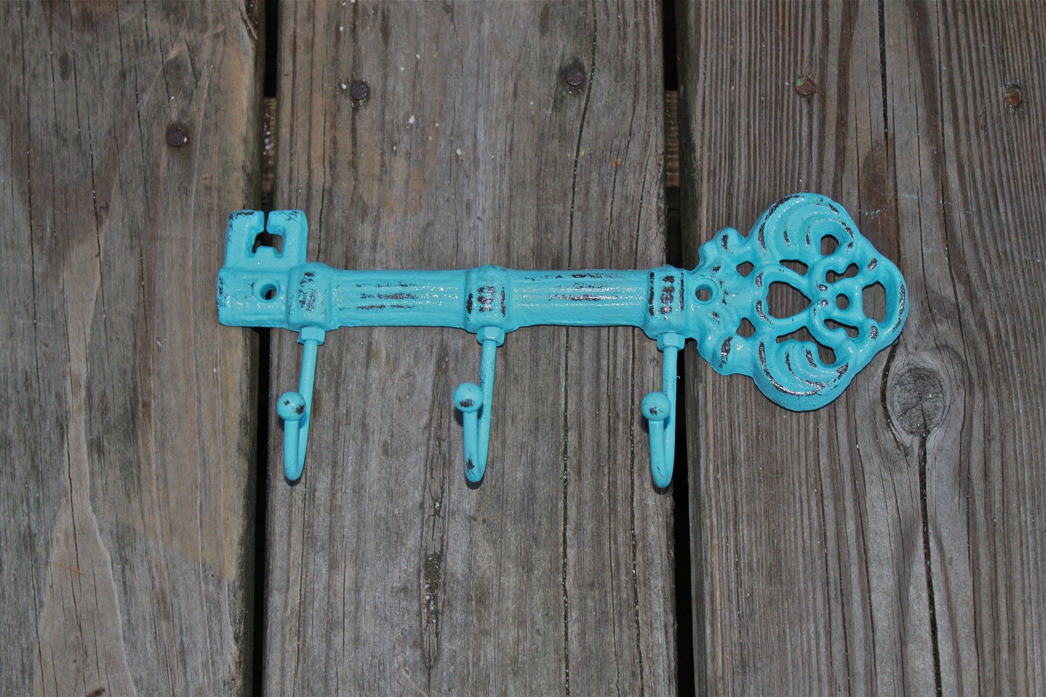 Cast Iron Ivory Key Hook Wall Hanger/ White Skeleton Key Rack/ Fun Elegant Wall Decor/ Cottage Shabby Chic / Painted Distressed Metal Holder