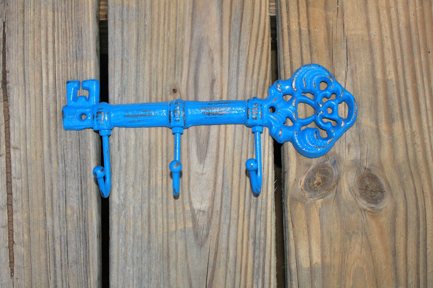 Cast Iron Ivory Key Hook Wall Hanger/ White Skeleton Key Rack/ Fun Elegant Wall Decor/ Cottage Shabby Chic / Painted Distressed Metal Holder