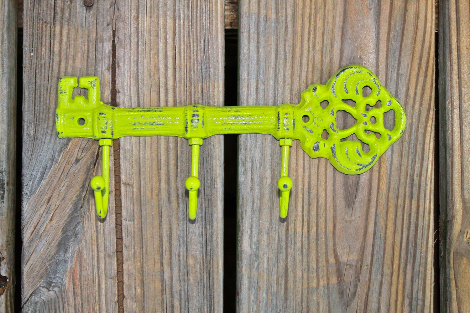 Cast Iron Ivory Key Hook Wall Hanger/ White Skeleton Key Rack/ Fun Elegant Wall Decor/ Cottage Shabby Chic / Painted Distressed Metal Holder