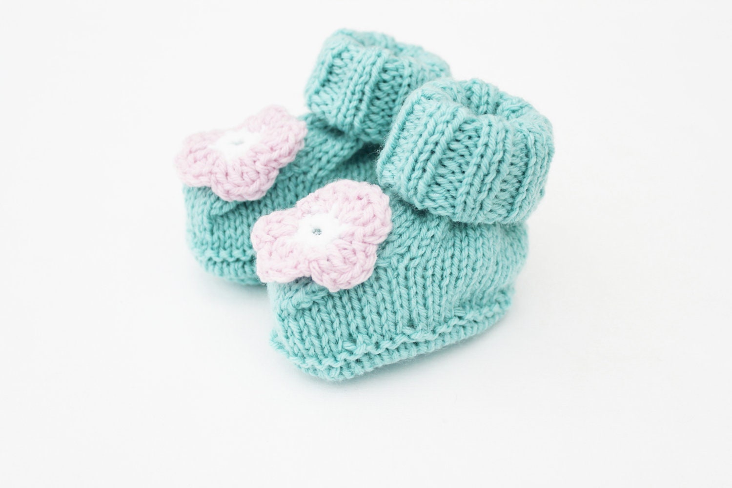 Knitted baby booties - baby girl shoes - green flower booties