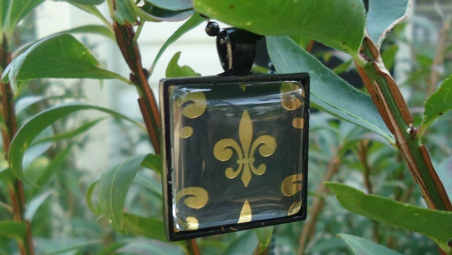 Black with Gold Fleur de Lis, Classic Glass Pendant