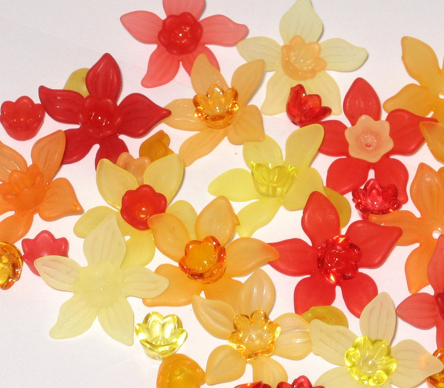 20 Acrylic Frosted Daffodil Flower Beads -  Heatwave Frost- 27mm