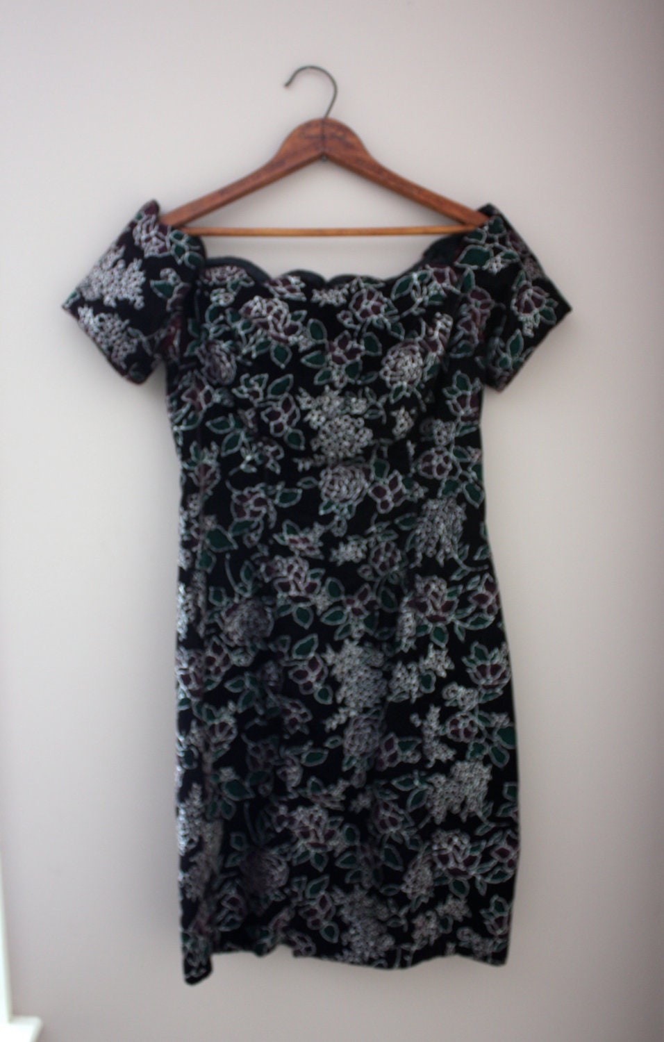 Vintage Velvet Scalloped Floral Fitted Holiday Dress (MEDIUM)