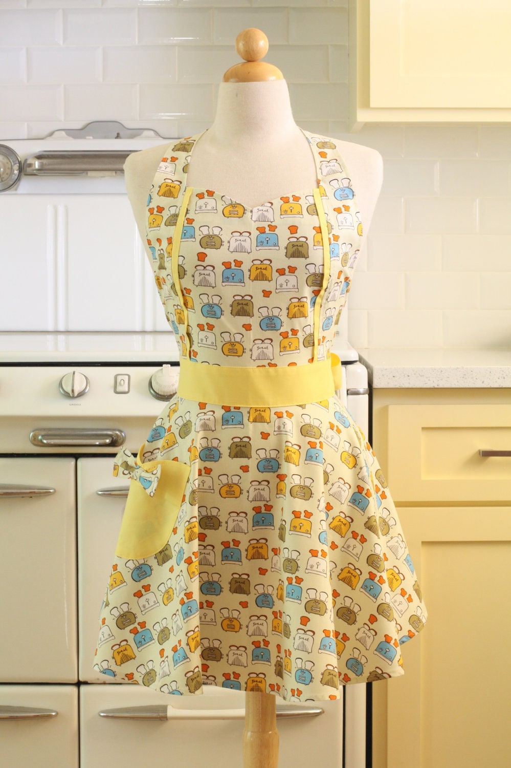 Retro Apron Vintage Style Sweetheart Neckline Pale Green Breakfast Toast Full Apron MAGGIE