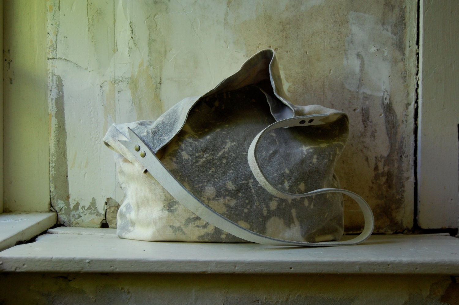 snake tongue splatter tote white leather shoulder strap