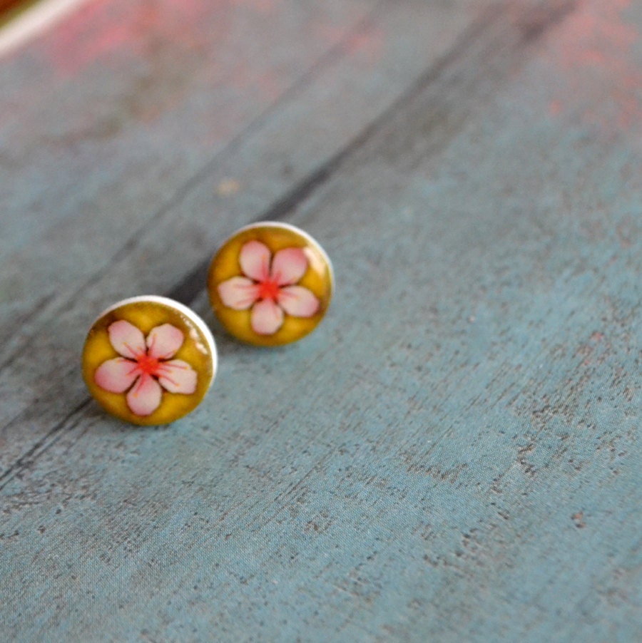 Flora -  earstuds in vibrant colors with sterling silver stud