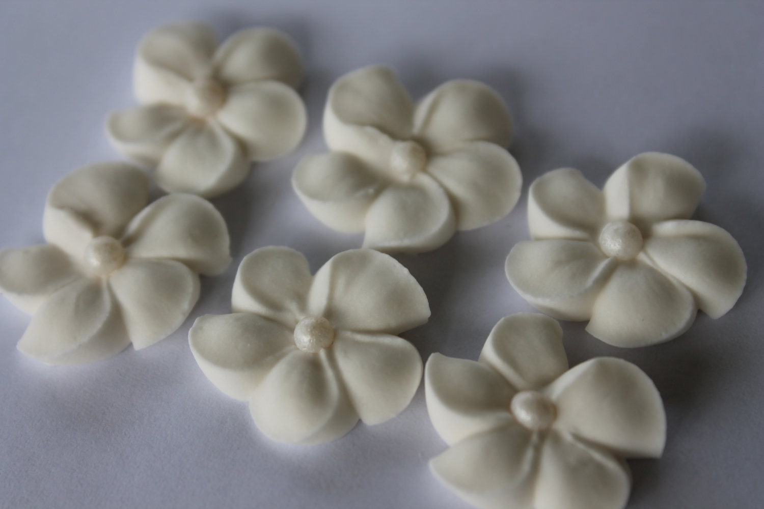 LOT of 100 royal icing flowers with sugar pearl Il_570xn