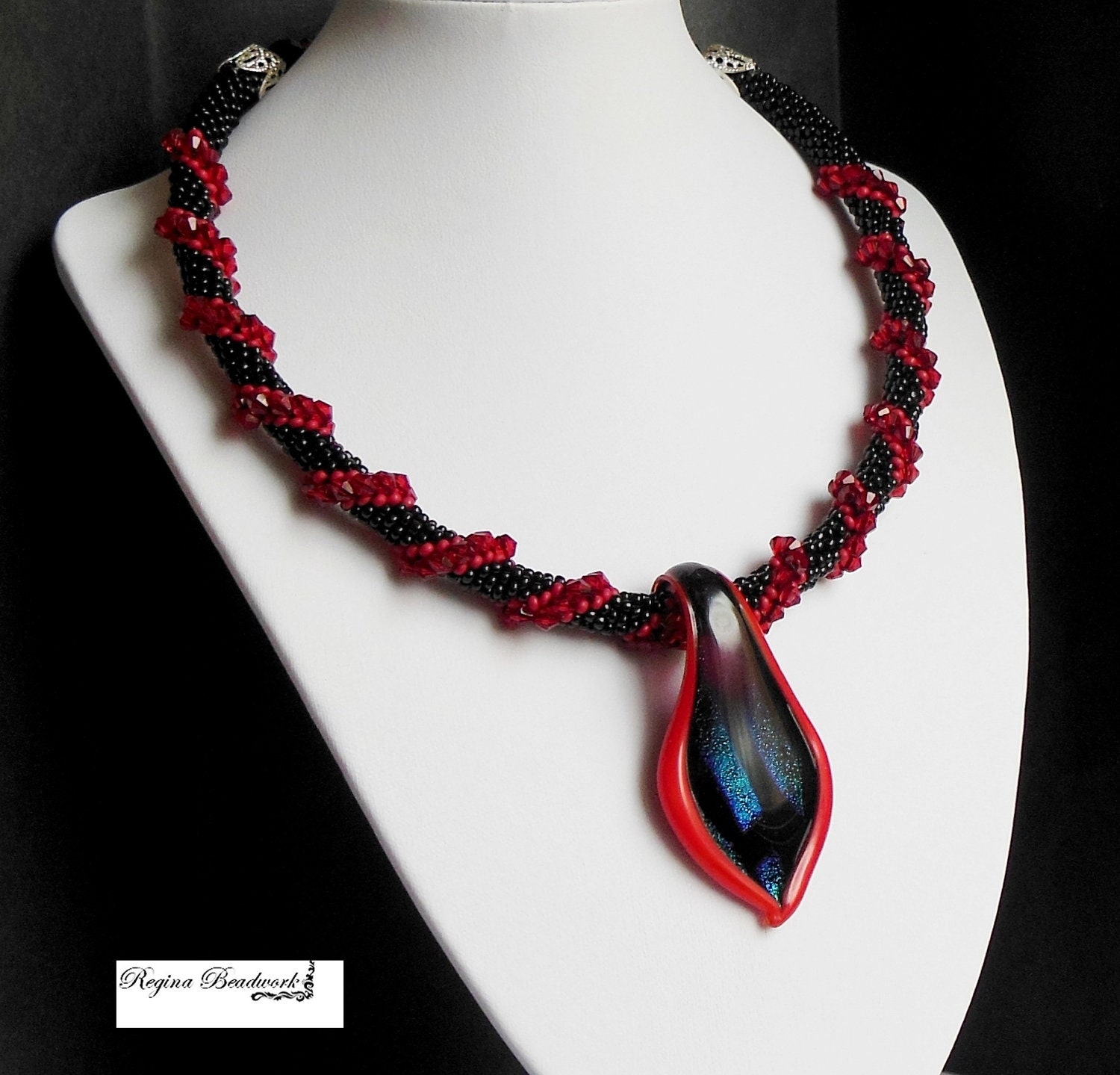 Collar Necklace Beaded Crochet with pendant leaf Murano Red Black
