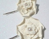 SET OF 2 IVORY Flower Bobby Pins / Wedding hair flower with pearl / bridal ivory hair flower pin clip