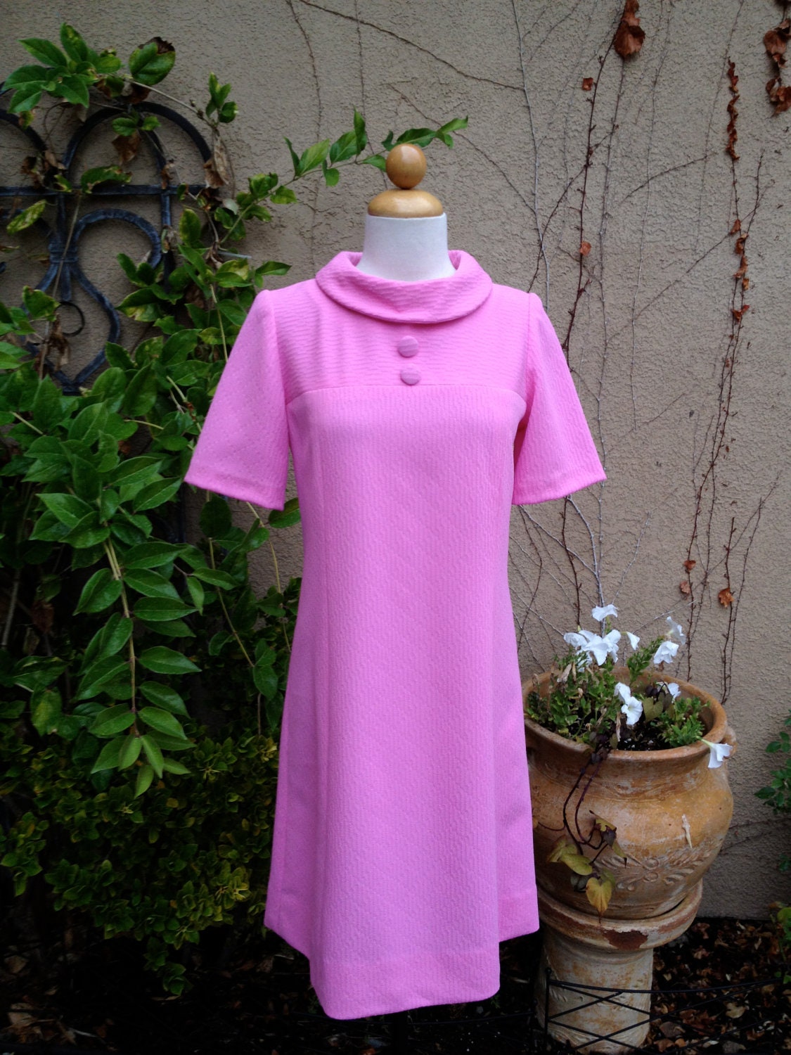 A vintage 1960s 1970s pink retro mad men mod day shift dress size M