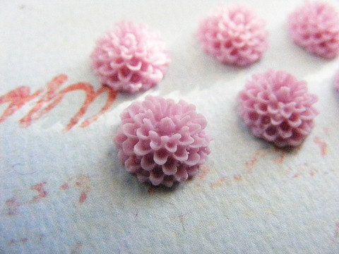 Lilac Carved Plastic Dahlia Flower Cabochons (10)