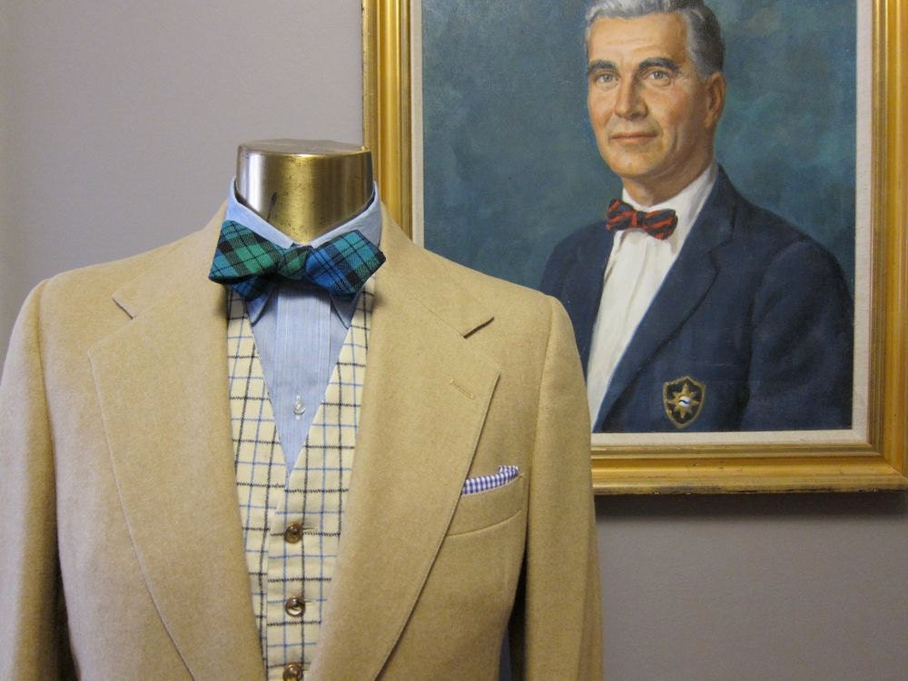 Vintage British-Style Camel Tan Tweed Two Button Suit 40L Side Vents Ticket Pocket