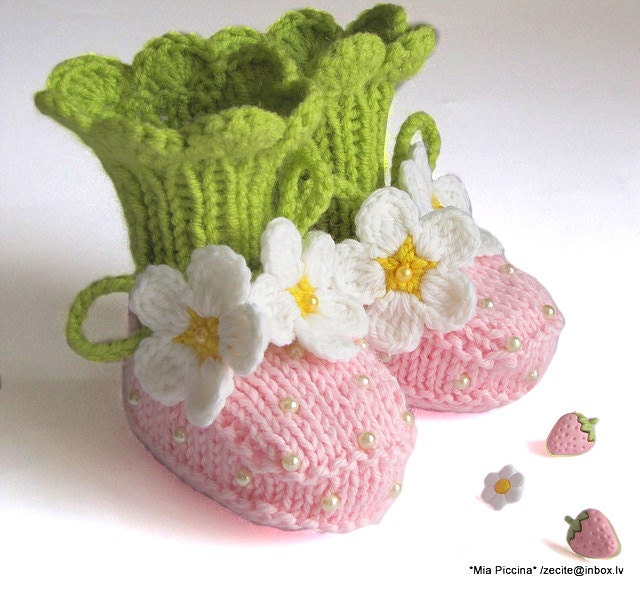 Baby Booties "Pink Strawberry" booties, knitted baby girls shoes  / size 0-3 M