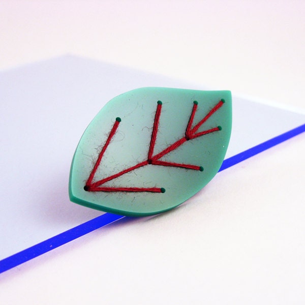 Embroidered Acrylic Leaf Brooch (Green)