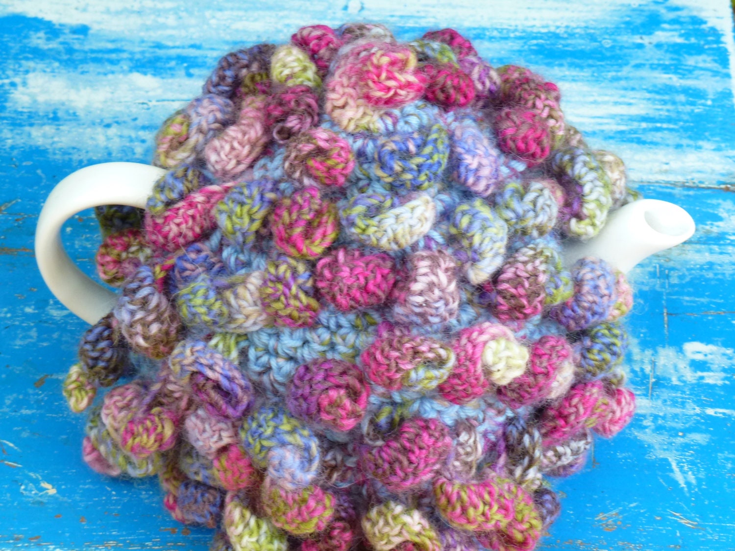 Curls tea cozy. Fits 4 to 6 cup teapot.