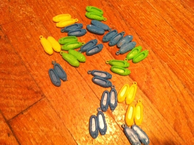 Lot of 19 plastic ballet shoe beads
