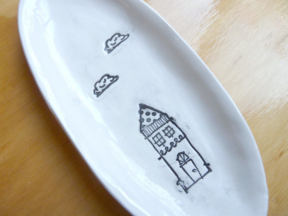 Oval Sushi Dish with Happy House (KISS - White)