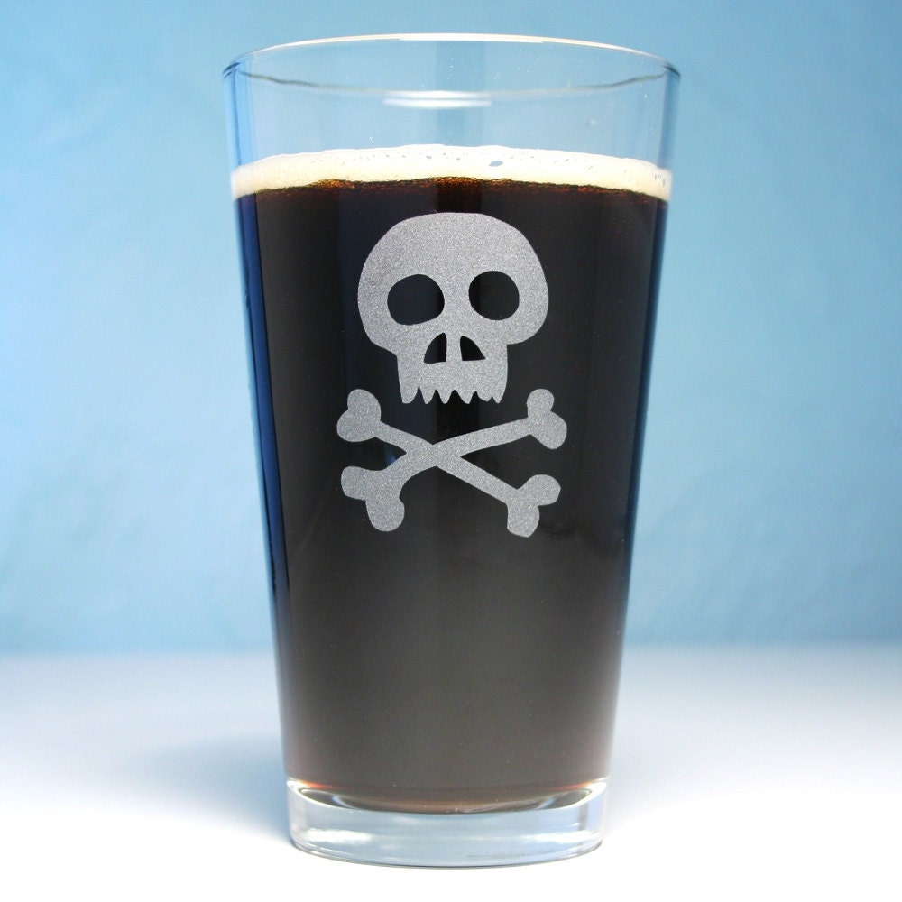 Pirate Skull and Crossbones - Etched Beer Glass - Jolly Roger pint glass