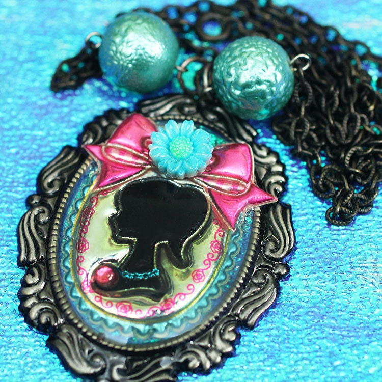 Pretty Lady - Cameo Necklace
