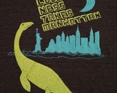 Loch Ness Takes Manhattan - Unisex Mens T-shirt Retro Tee Shirt Dinosaur Awesome Funny Green Lochness Monster Geek New York Charcoal Tshirt