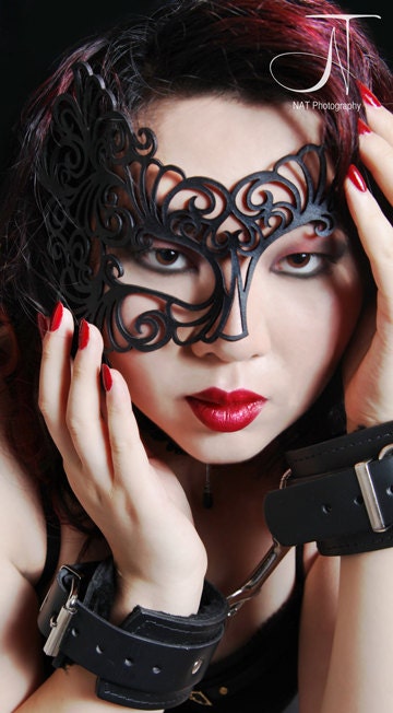 Half mask in black leather "Roxy"